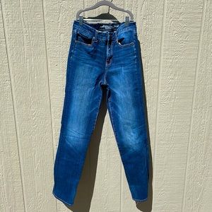 American Eagle Hi Rise Straight Jeans. Size 10.